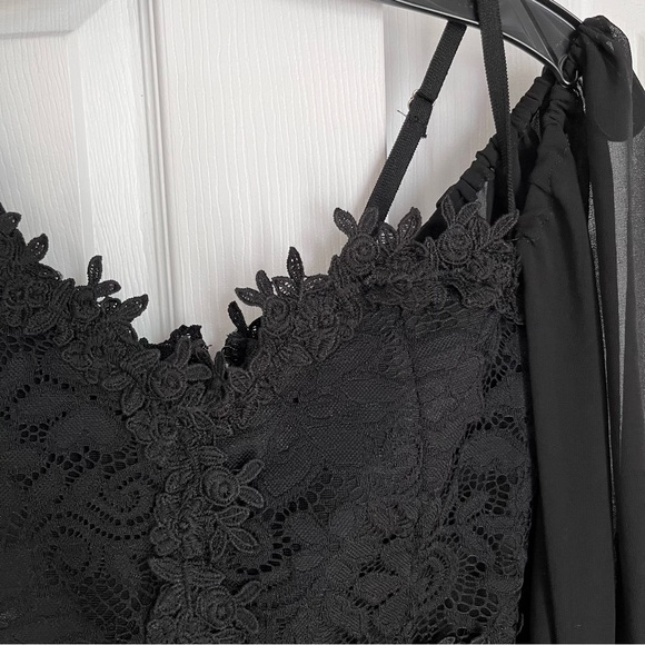 BCBG MAXAZRIA BLACK LACE MINI COCKTAIL DRESS - Picture 4 of 15